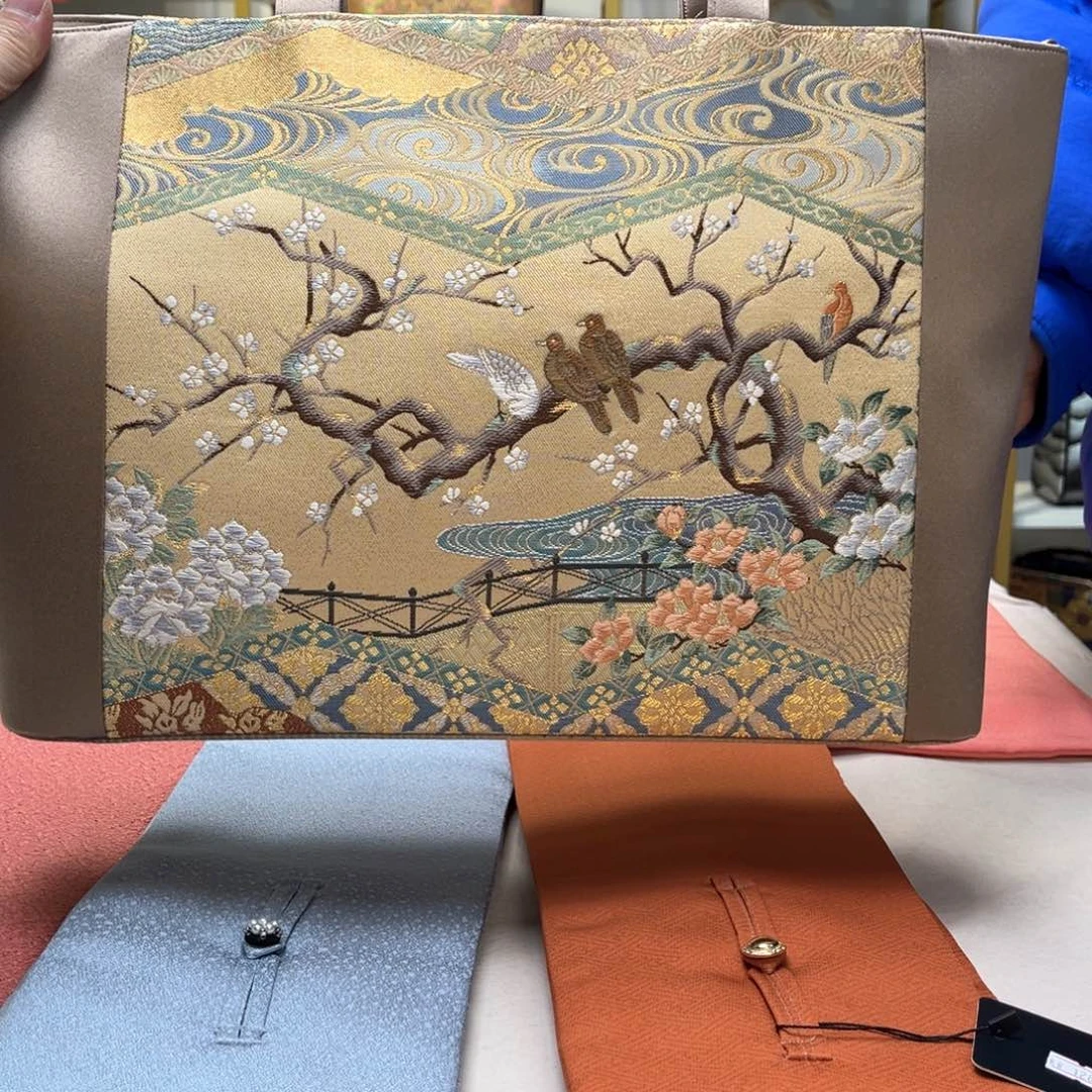 织绣三**?高定风雨中的花朵，倔强又美丽。