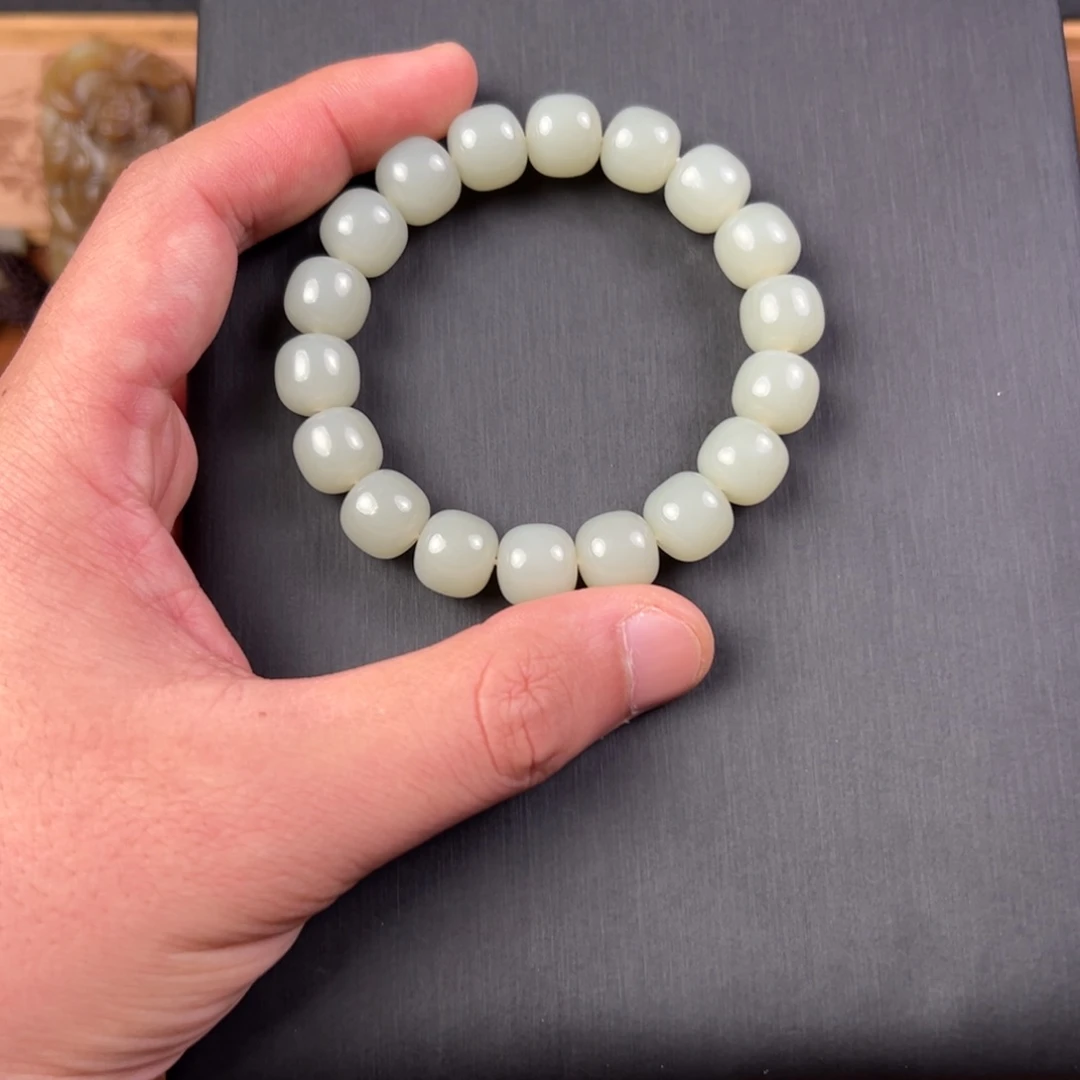 幼***哈和田玉（青白玉）未镶嵌颈饰