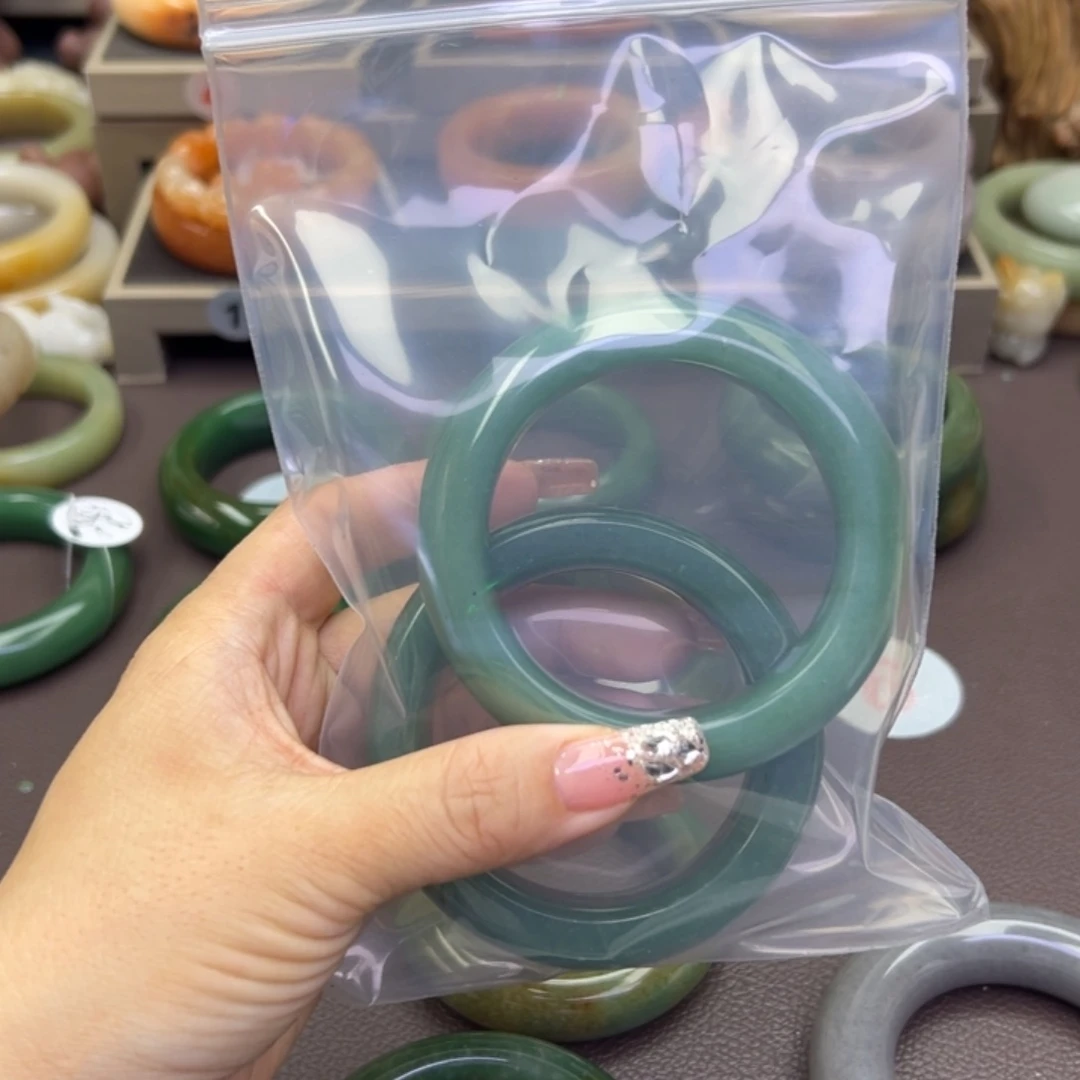 石英质玉手镯未镶嵌朕***?