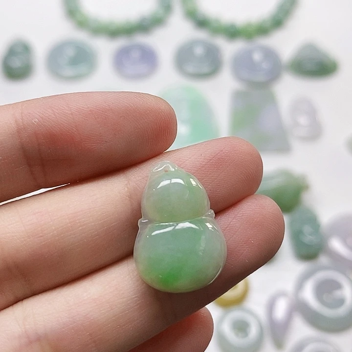 翡翠未镶嵌颈饰葫芦