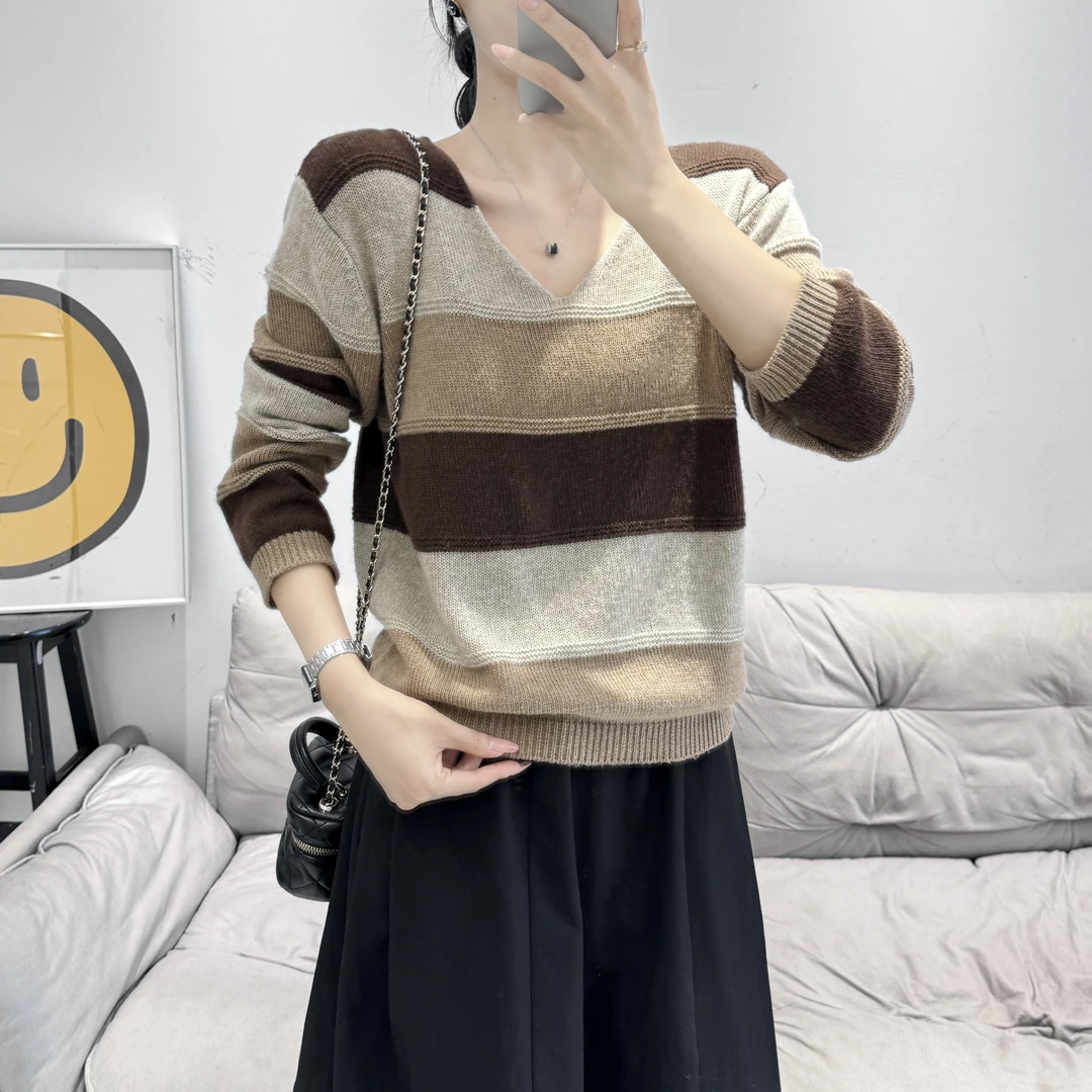 【大美丽定制】秋季新品 设计感V领撞色条纹显瘦蜜熊绒羊毛针织衫女