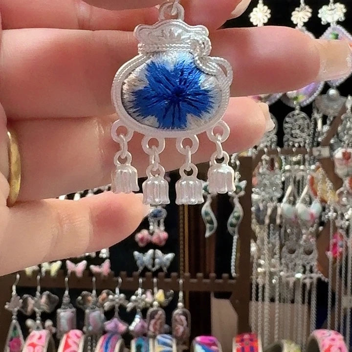 织绣云织谣老绣饰品003