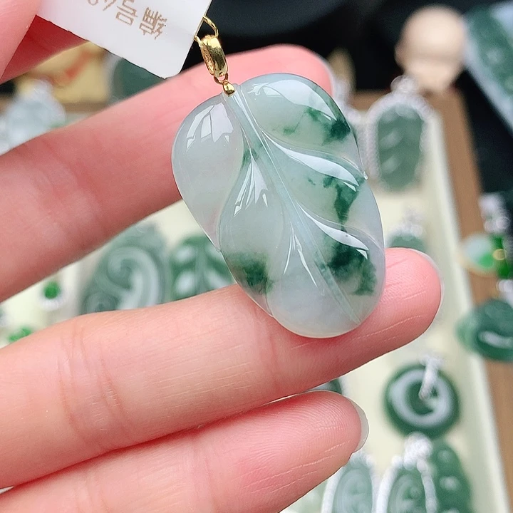 颈饰18K金镶嵌翡翠吊坠