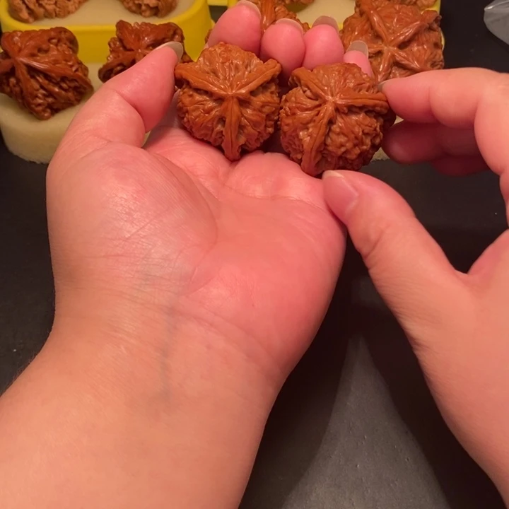 8****核桃把件工艺三棱