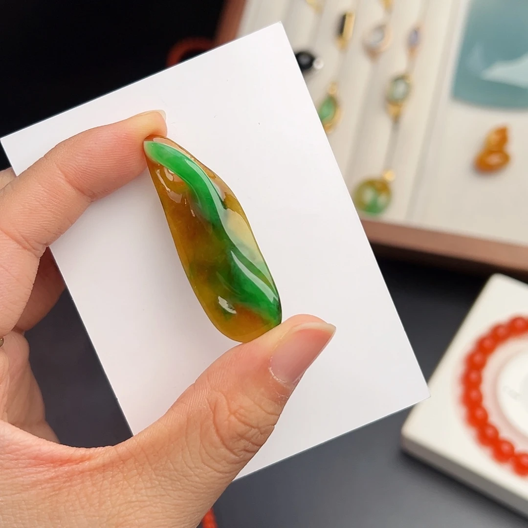 翡翠未镶嵌颈饰黄加绿