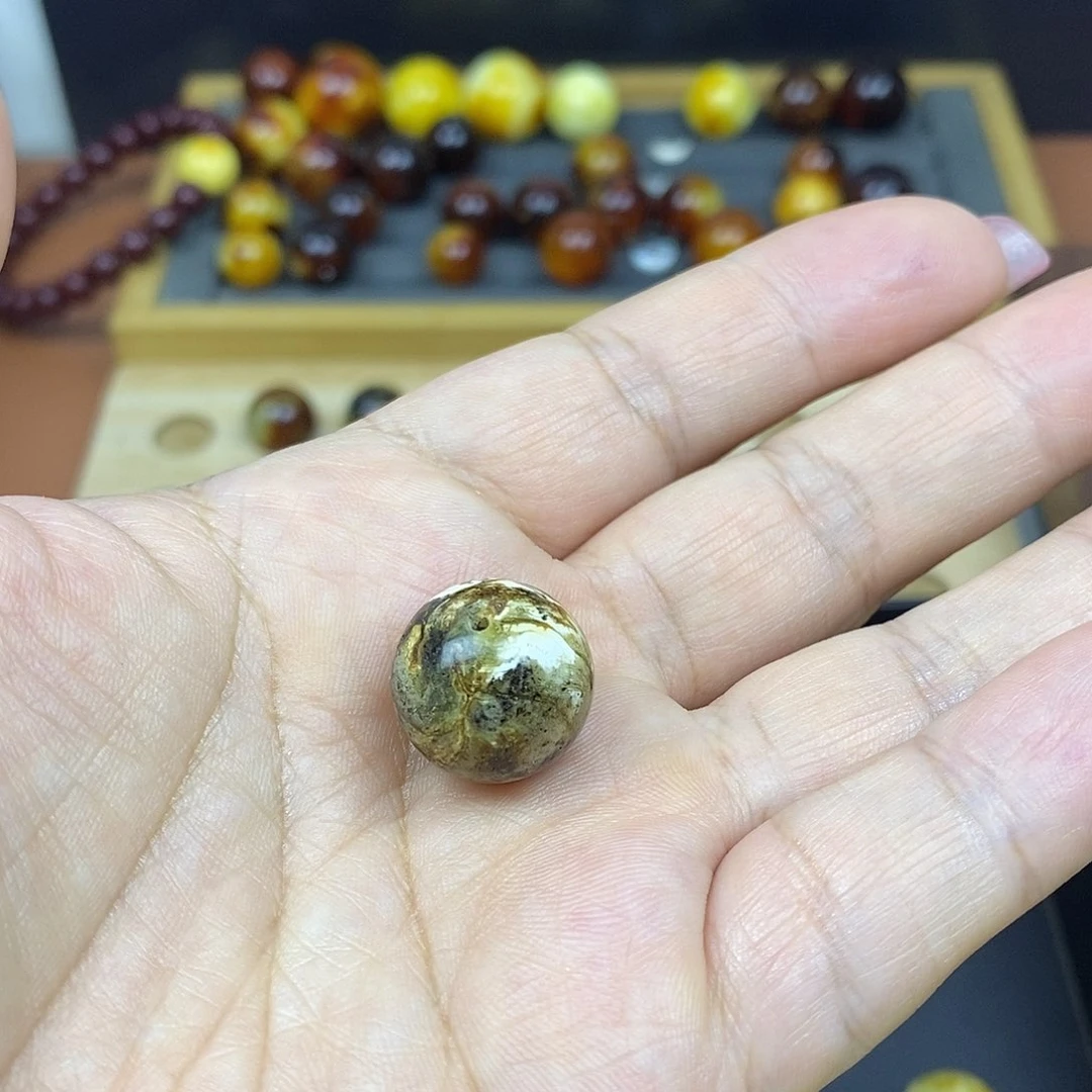 小***灰未镶嵌琥珀裸石蜜蜡