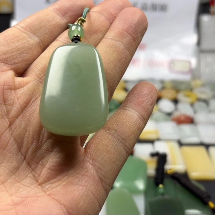 石英质玉（金丝玉）未镶嵌颈饰