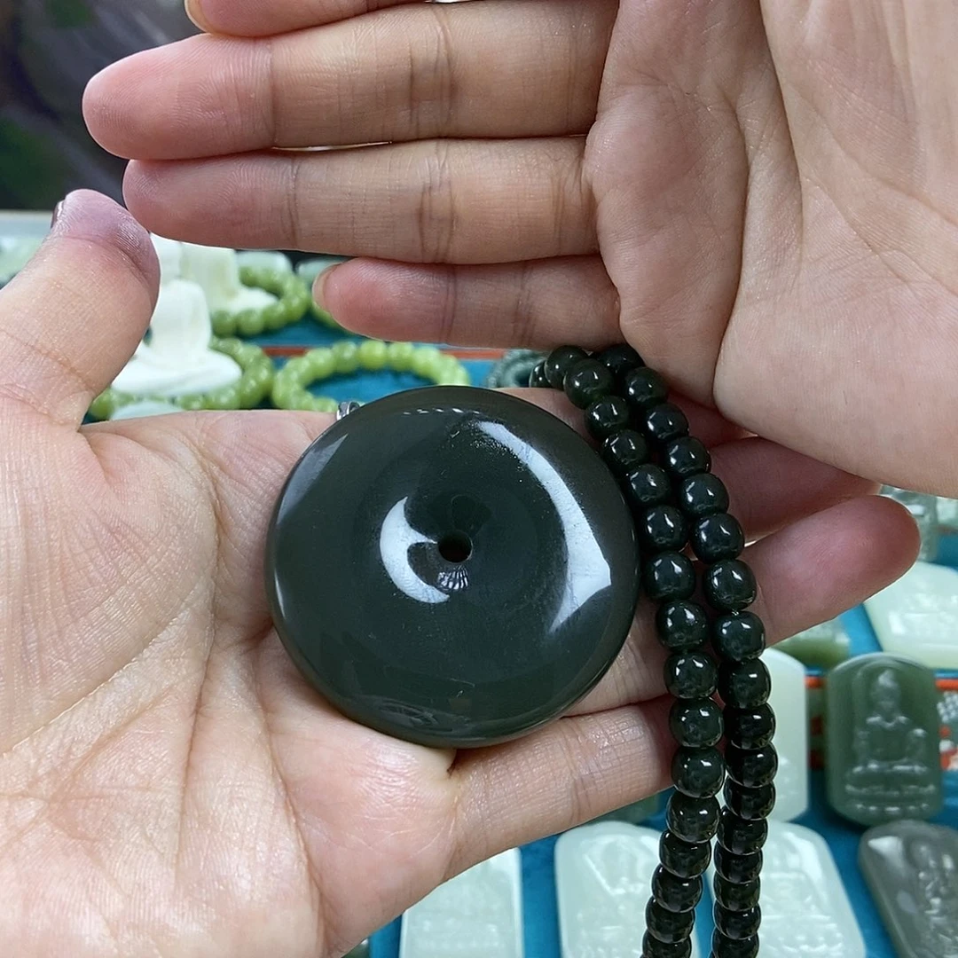 衹***妳和田玉未镶嵌颈饰