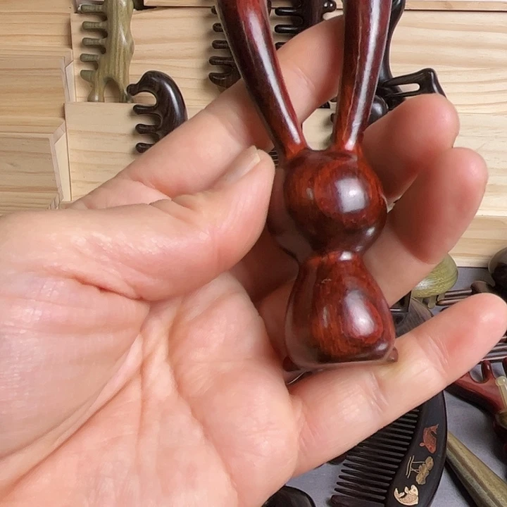 红酸枝木类檀木小兔子按摩梳子