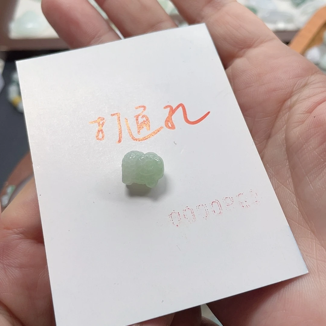 时***~翡翠未镶嵌颈饰小羊羊