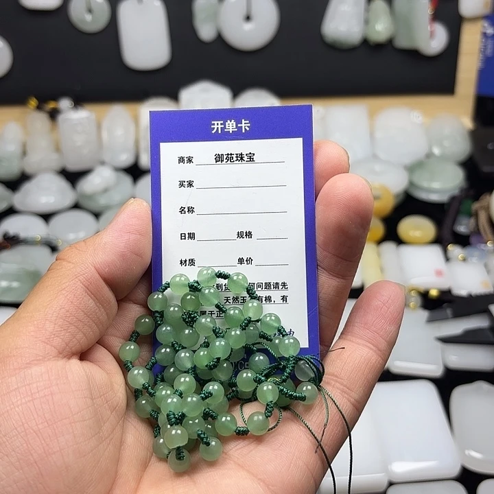 石英质玉未镶嵌颈饰背*