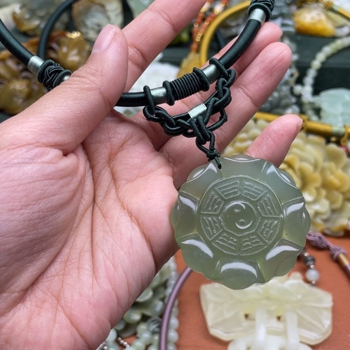 蛇纹石玉吊坠合金