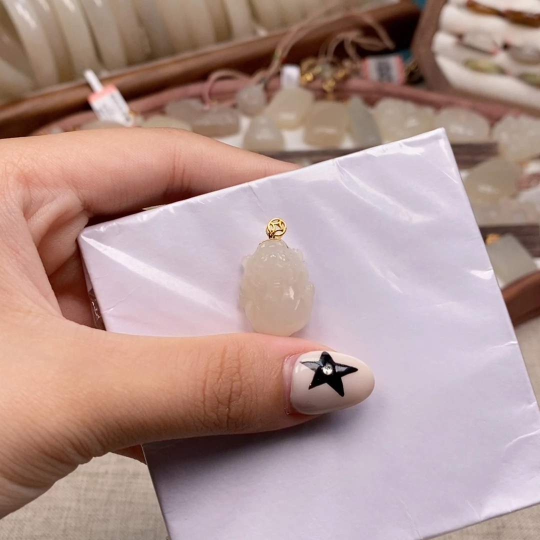 颈饰18K金镶嵌和田玉貔貅