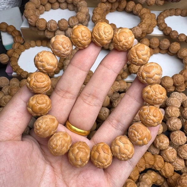 精工雕刻猴头核桃莲花和合二仙文玩手串（微瑕）