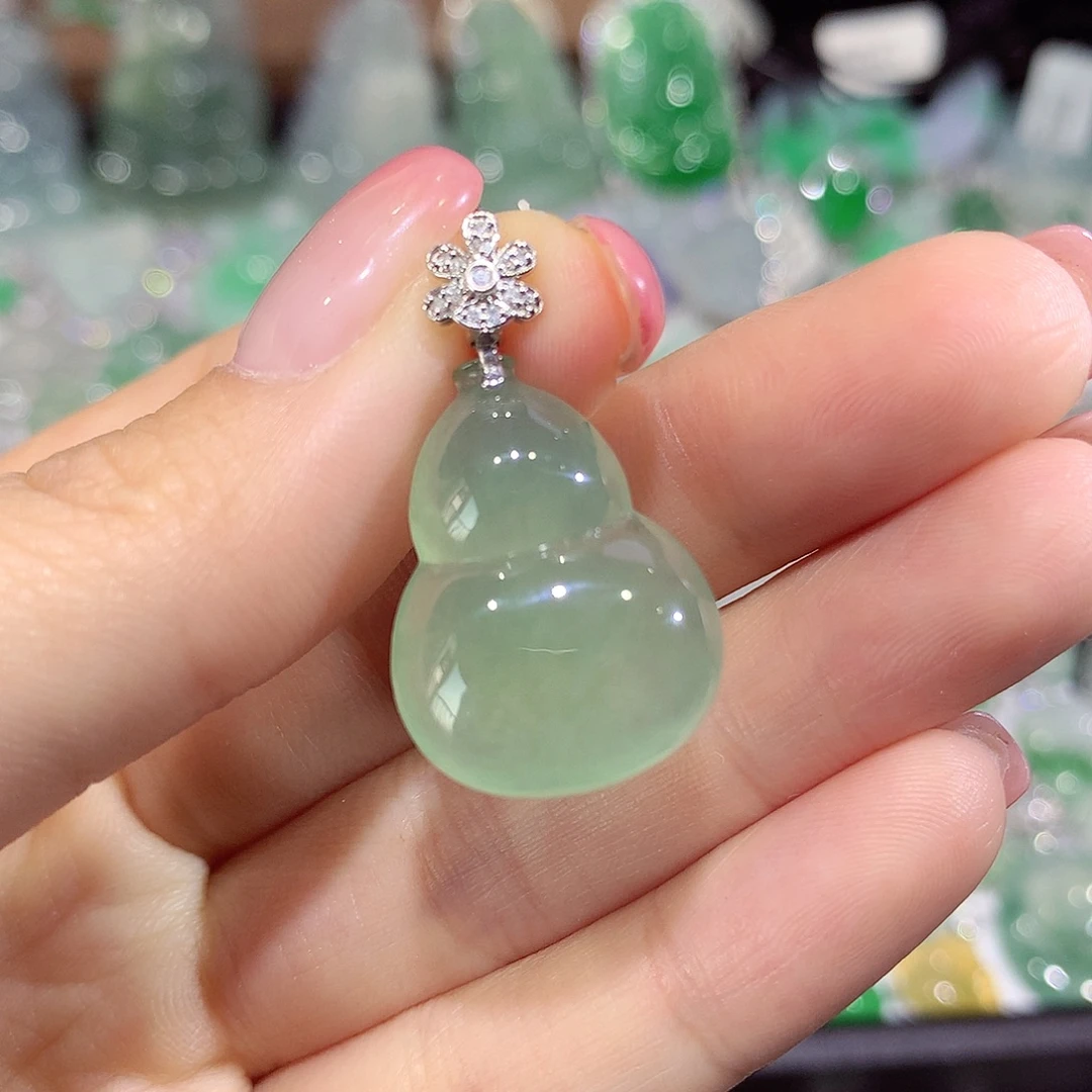 翡翠18K金镶嵌颈饰葫芦