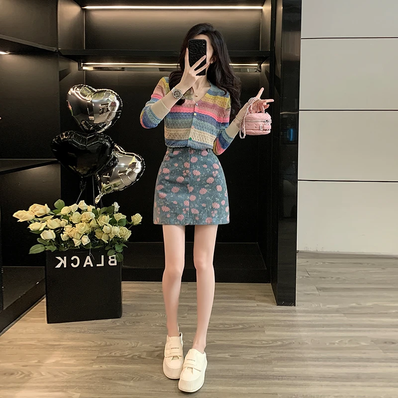 秋季设计感V领彩虹拼接色条纹针织开衫遮肚显瘦小个子a字半身裙潮