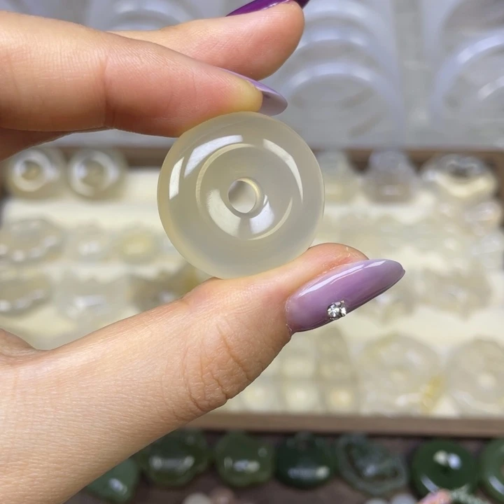 玛瑙/玉髓未镶嵌颈饰香槟金平安扣