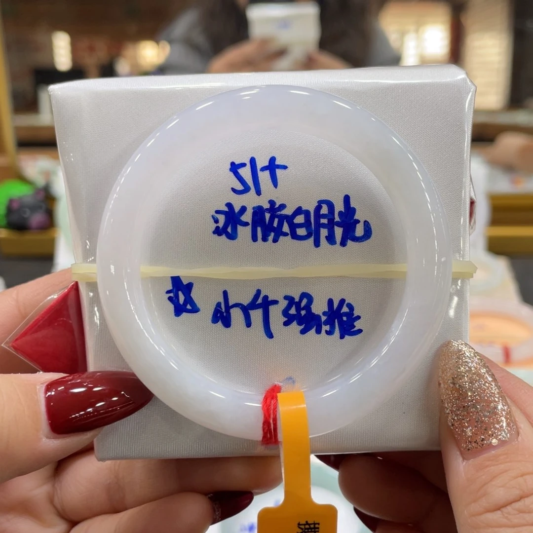 翡翠手镯未镶嵌翡翠