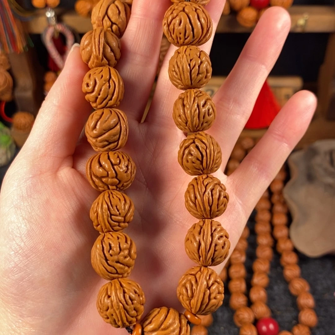 吊坠桃核桃枭手持