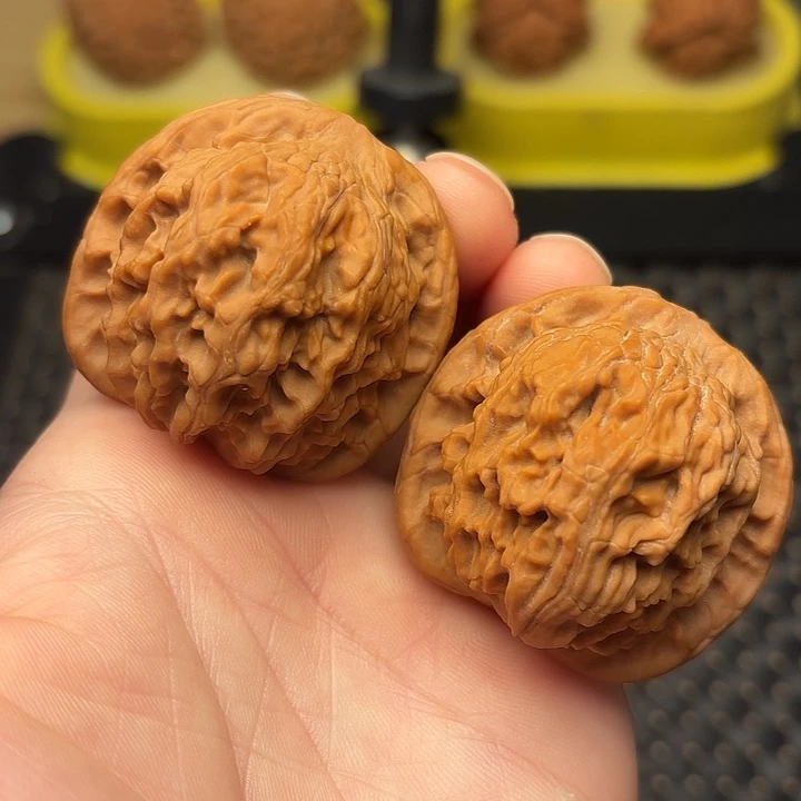 文玩核桃吊坠41红皮红狮子头