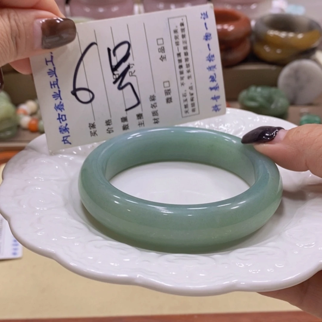 【闪购商品】未镶嵌手镯石英质玉