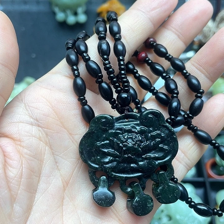 未镶嵌蛇纹石玉颈饰