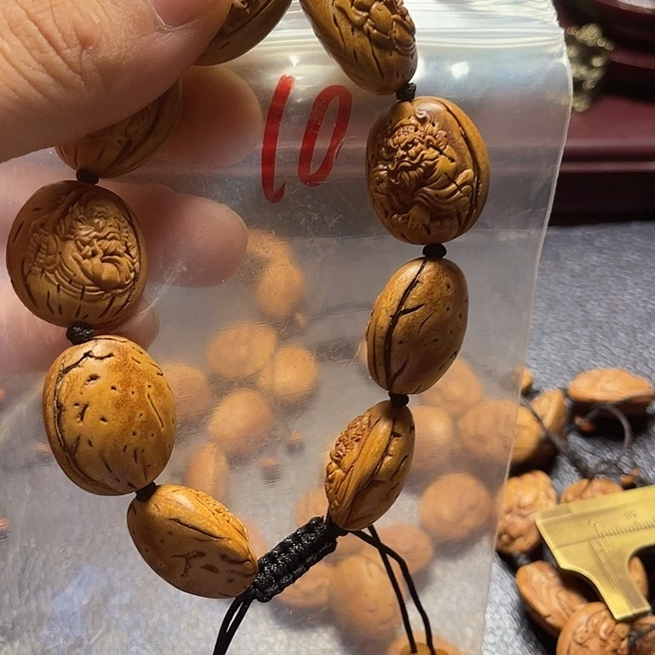 大桃核雕刻瑕疵钟馗