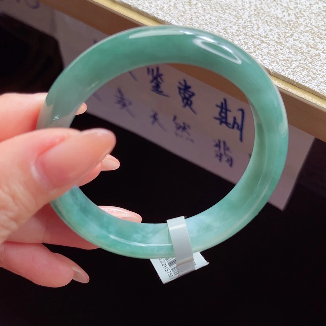 翡翠手镯未镶嵌手镯