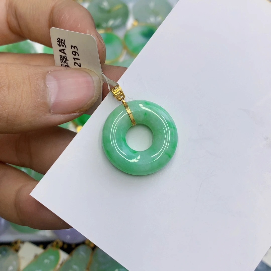 翡翠18K金镶嵌颈饰翡翠