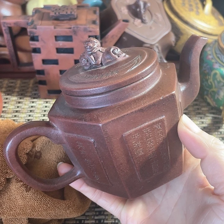 紫砂茶壶原矿泥料手工制作紫砂壶。