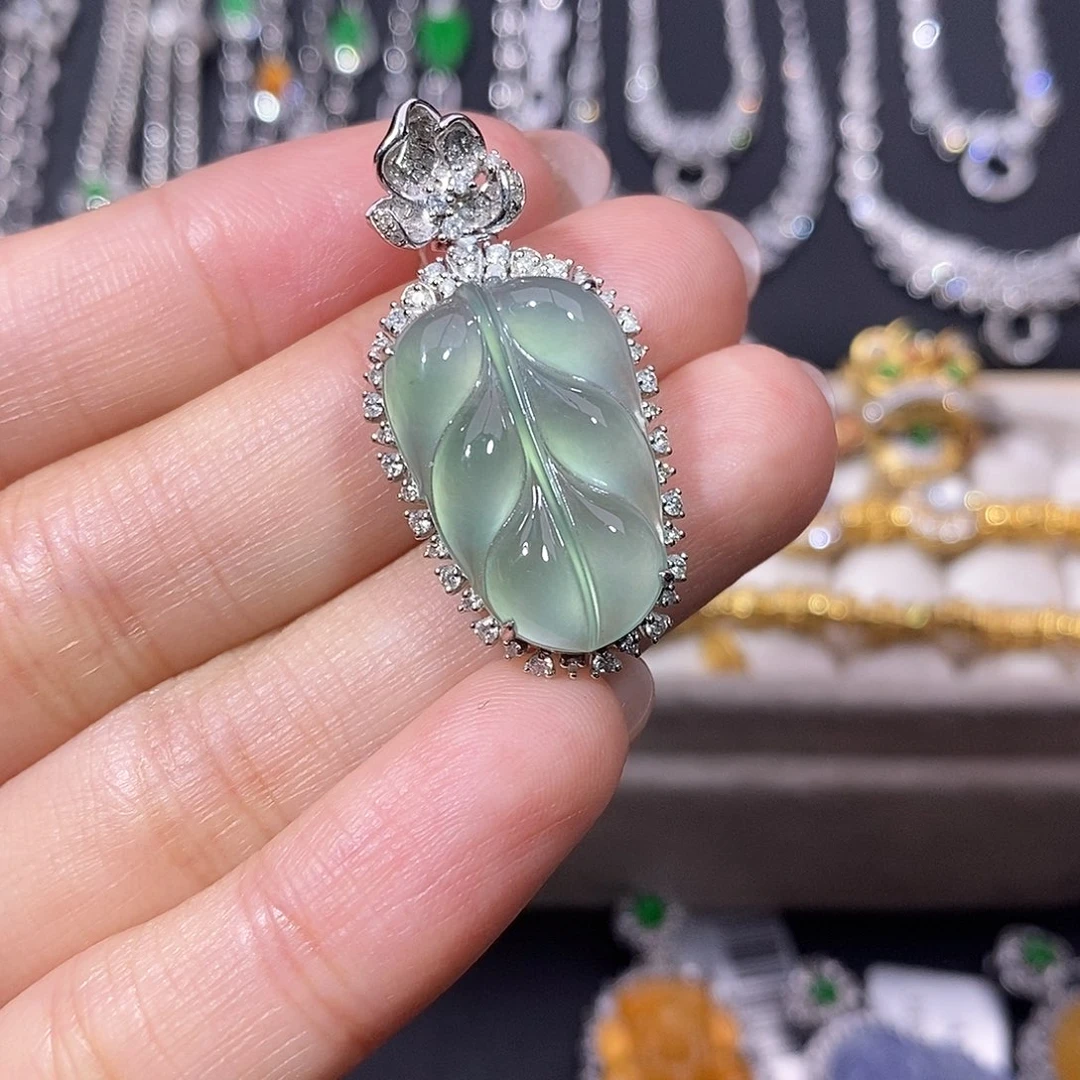 翡翠18K金镶嵌颈饰吊坠