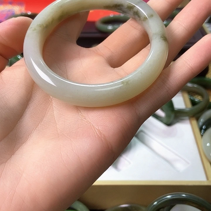 秀***型未镶嵌手镯和田玉