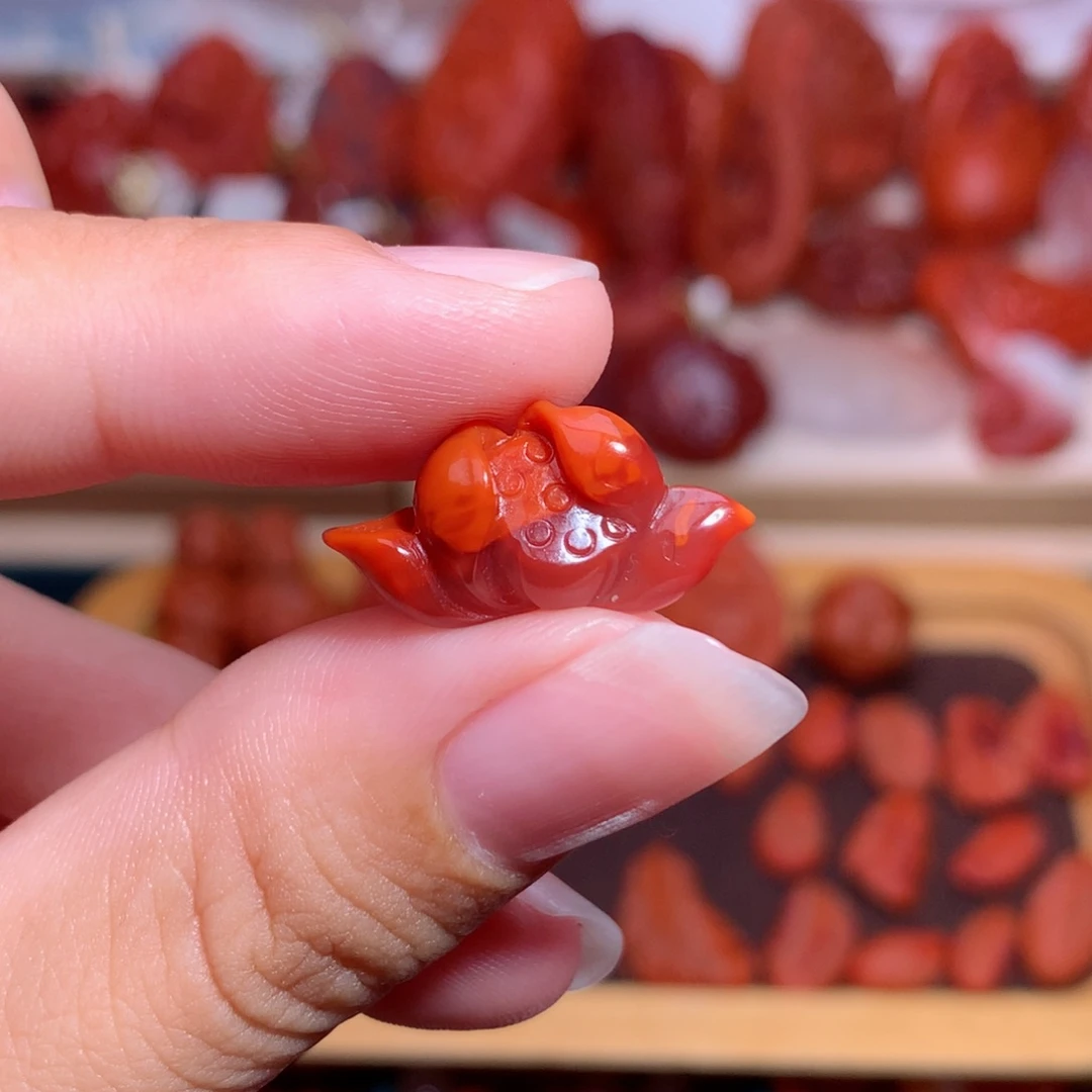 南红玛瑙未镶嵌珠宝半成品牛血荷花