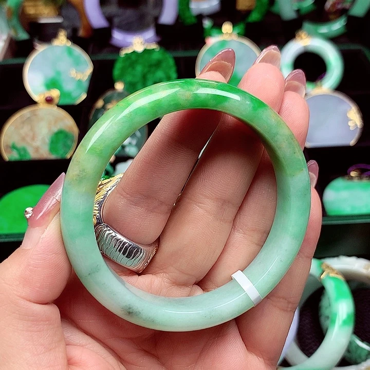 翡翠手镯未镶嵌翡翠