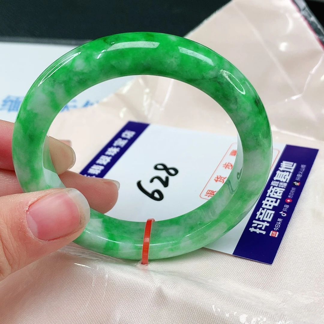 翡翠手镯未镶嵌翡翠