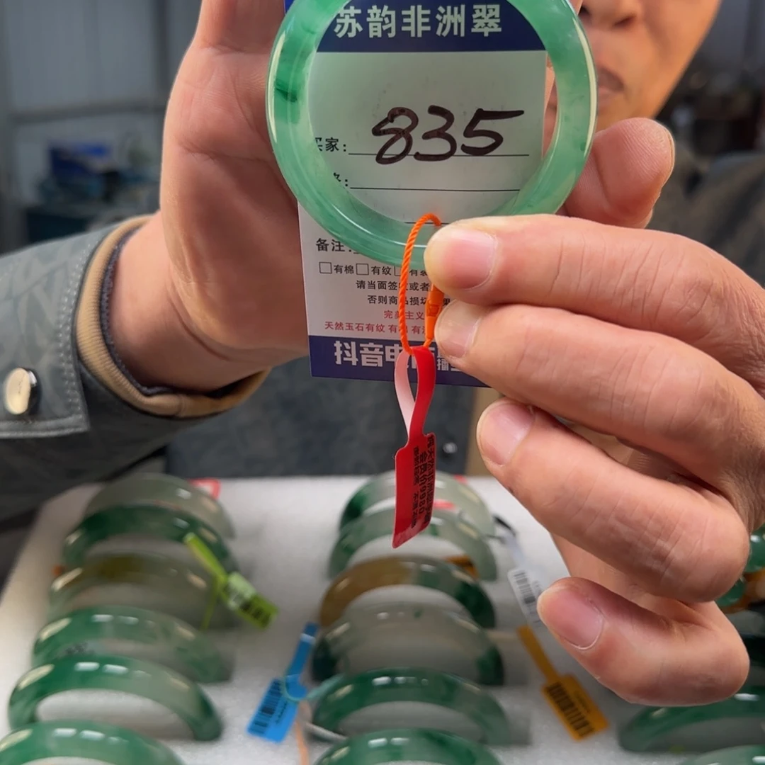 石英质玉（非洲翠）未镶嵌手镯