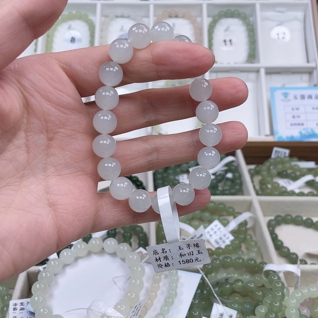 桃***子和田玉未镶嵌手串