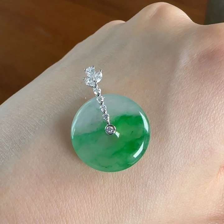 翡翠18K金镶嵌颈饰Y平安扣