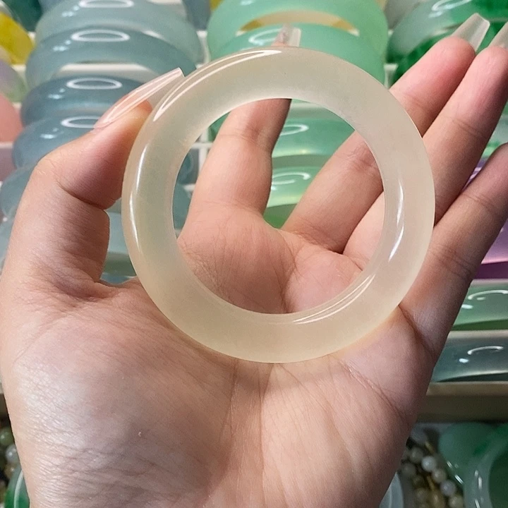 未镶嵌手镯石英岩玉