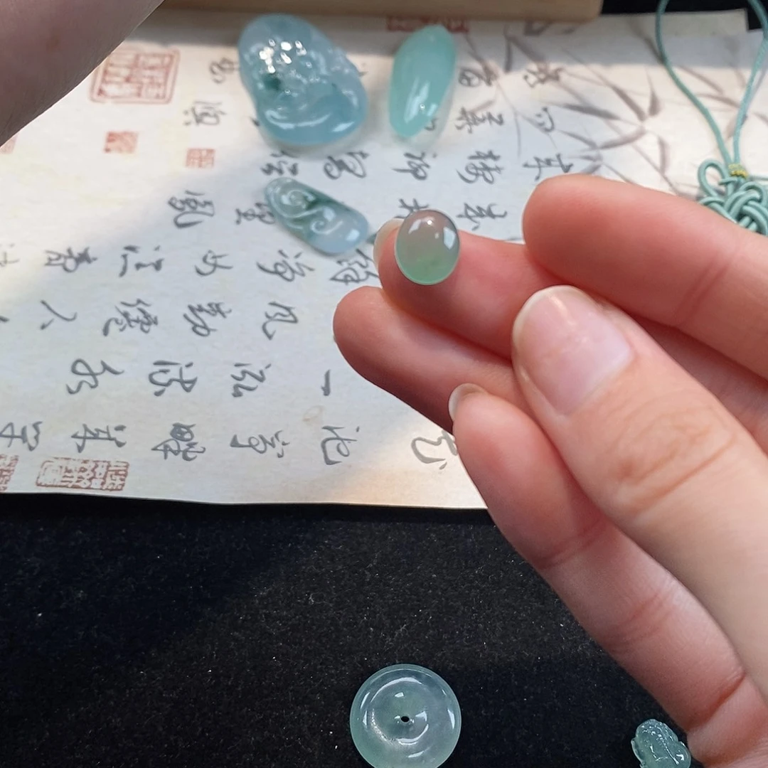 翡翠颈饰未镶嵌放**己天然翡翠