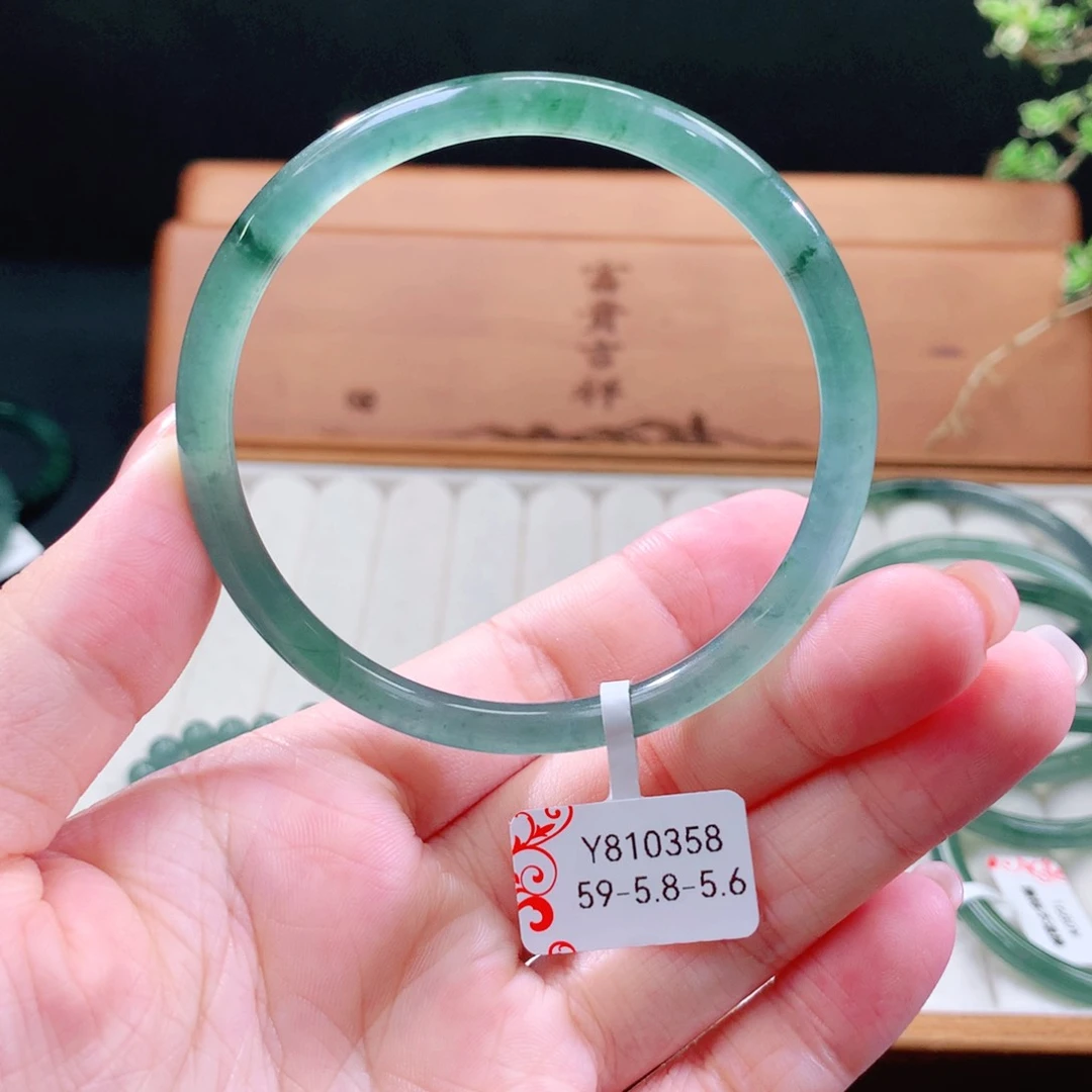 翡翠手镯（圆镯）未镶嵌