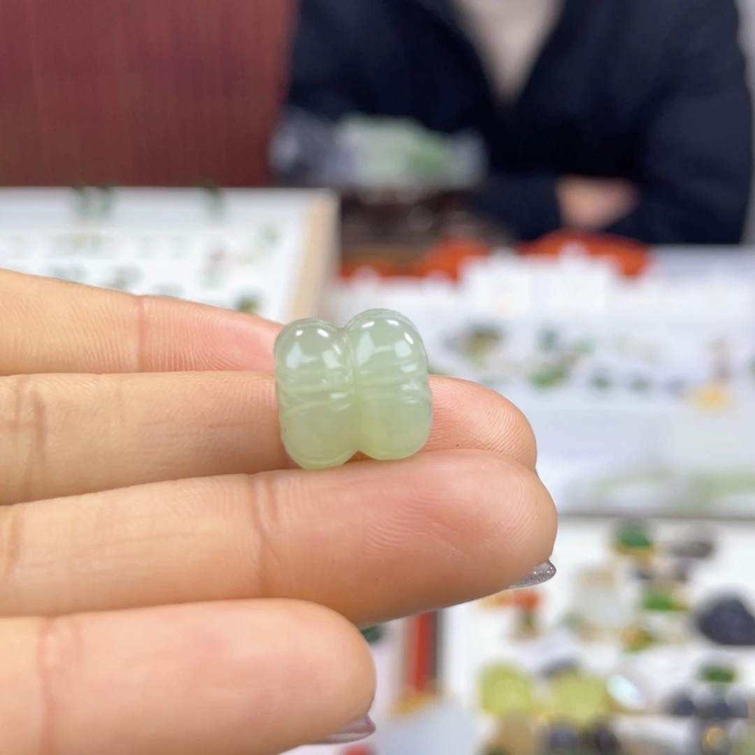 和田玉颈饰未镶嵌为**肤