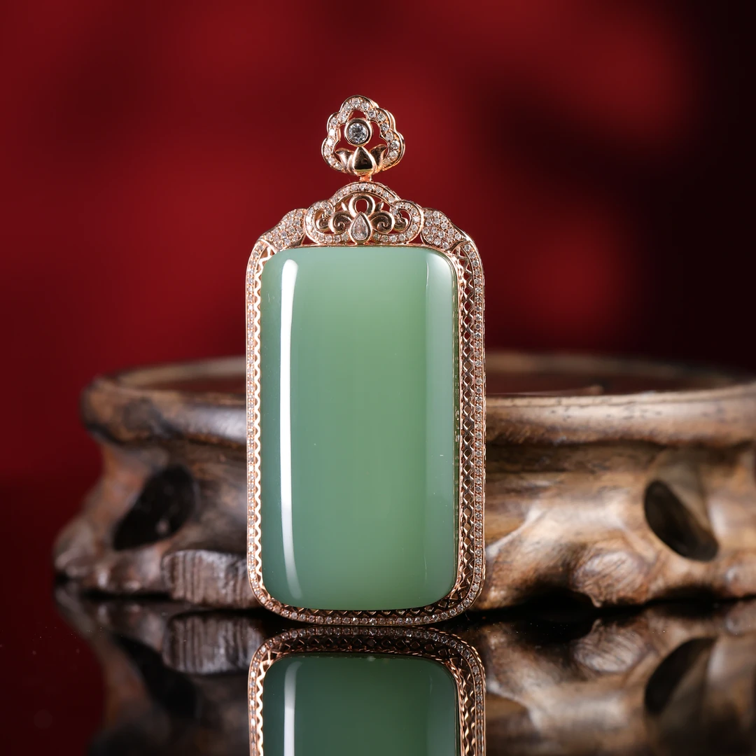 dx和田玉18K满钻豪镶碧玉无事牌2508050236