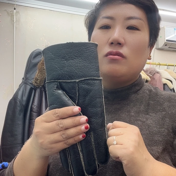 晴*男士深色皮手套一双