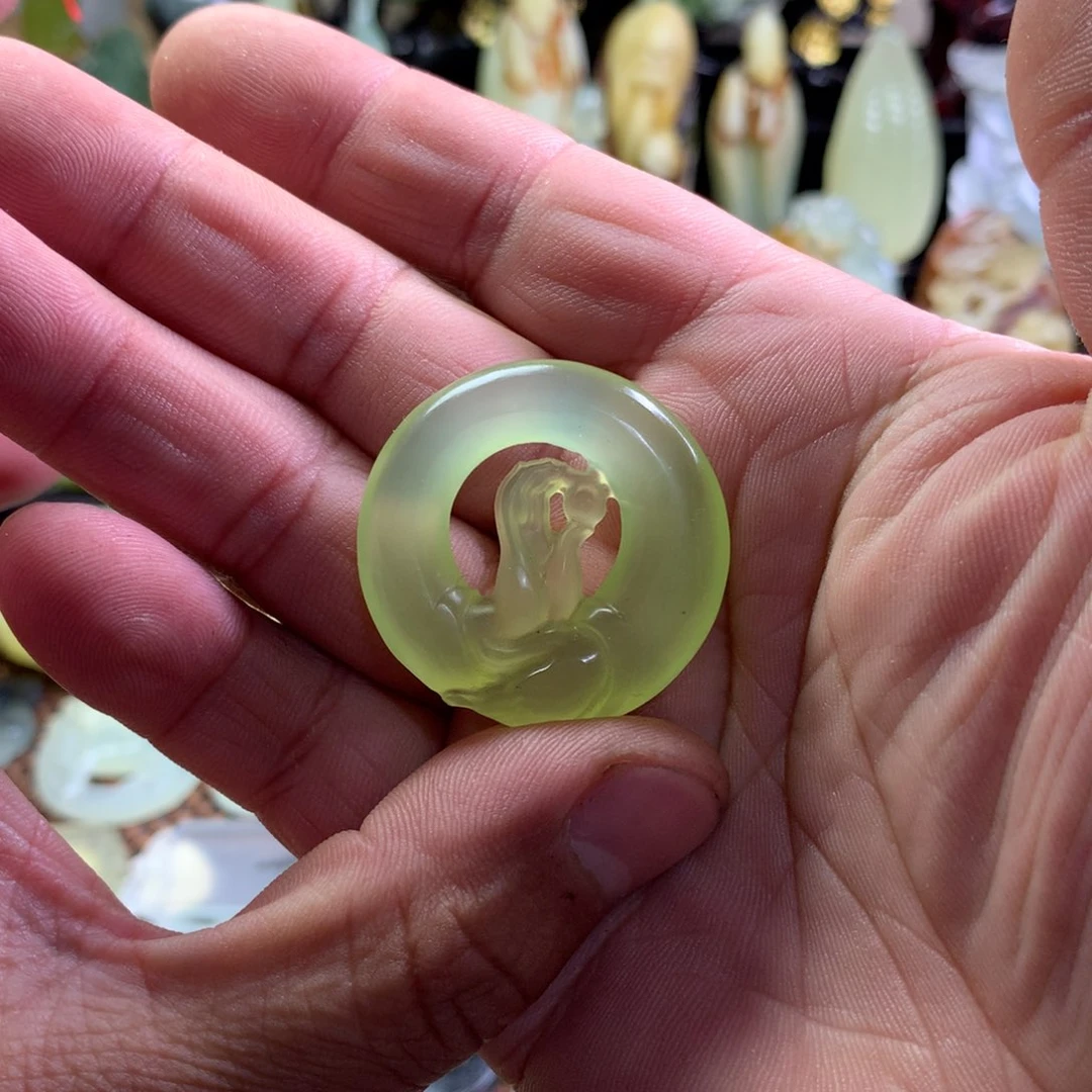 岫玉颈饰未镶嵌方**里