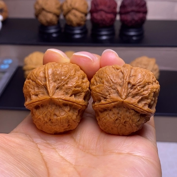 文玩核桃把件红宝石三楞9