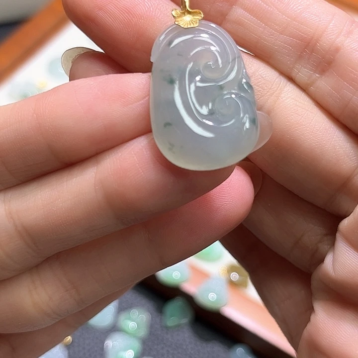 颈饰18K金镶嵌翡翠