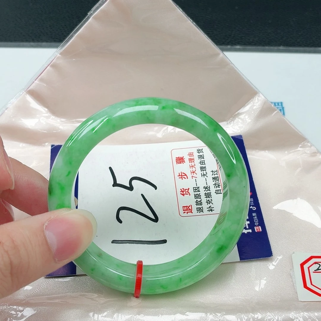 翡翠手镯未镶嵌翡翠
