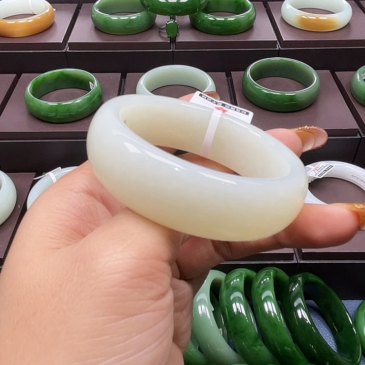 和田玉未镶嵌手镯