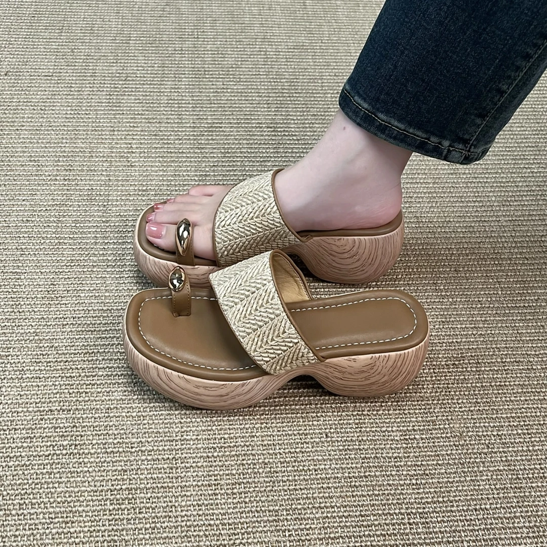 7cm粗跟厚底夹趾草编一字带拖鞋女夏季新款松糕底外穿凉拖鞋女